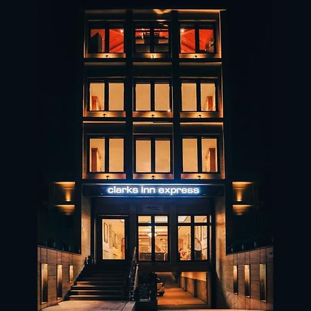 Clarks Inn Express, 데라둔 외부 사진