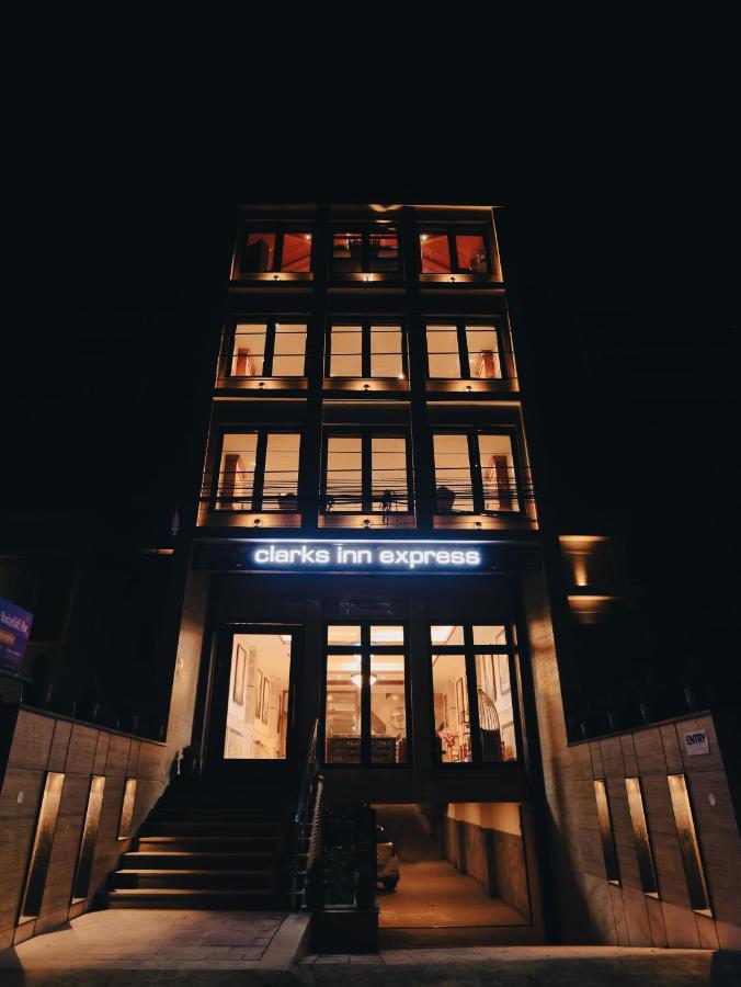 Clarks Inn Express, 데라둔 외부 사진